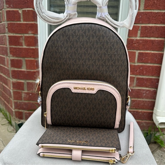 Michael Kors medium backpack and wallet - Picture 4 of 16